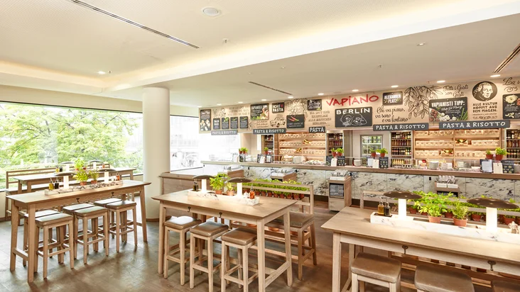 Innenaufnahme vom VAPIANO Berlin Alexanderplatz mit der Theke zum Bestellen.