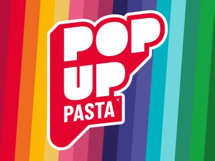 "POP UP PASTA" auf bunt-gestreiften Hintergrund.