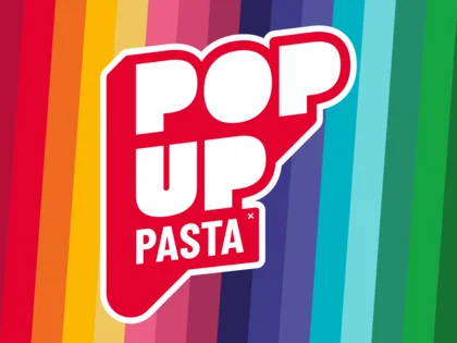 "POP UP PASTA" auf bunt-gestreiften Hintergrund.