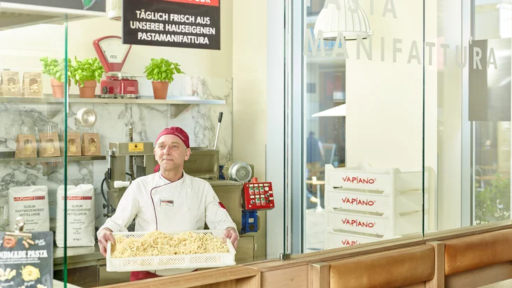 Vapianisti arbeitet in der Pasta Manifattura vom VAPIANO Leipzig.