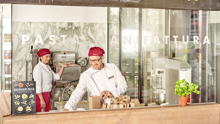 Zwei Vapianisti arbeiten in der Pasta Manifattura vom VAPIANO Bonn.