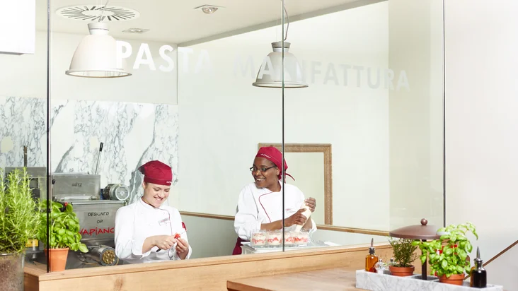 Vapianisti arbeiten in der Pasta Manifattura vom VAPIANO Oldenburg.