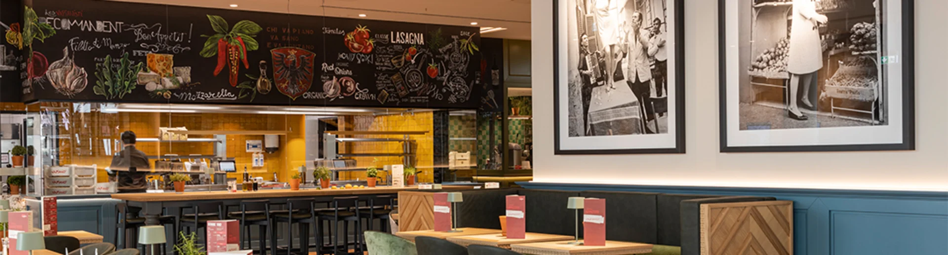 Innenaufnahme vom VAPIANO Frankfurt mit Tischen, Stühlen und der Theke zum Bestellen im Hintergrund.