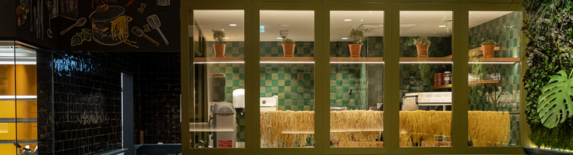 Frische Pasta wird zubereitet in der Pasta Manifattura vom VAPIANO Frankfurt.