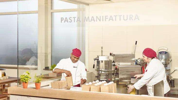 Zwei Vapianisti arbeiten in der Pasta Manifattura vom VAPIANO Bochum.