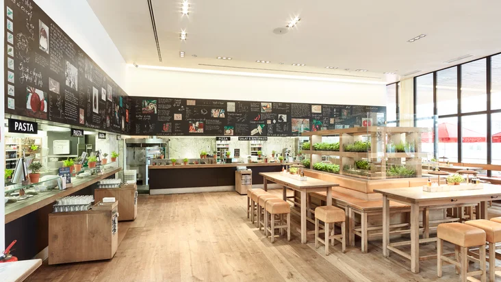 Innenaufnahme vom VAPIANO Bonn mit der Theke zum Bestellen im Hintergrund.