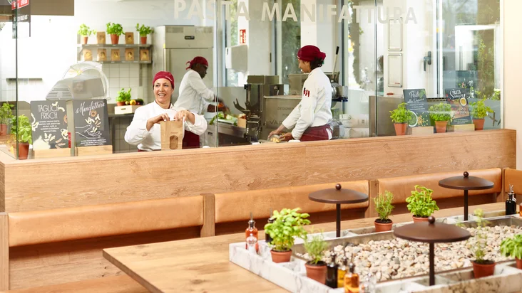 Vapianisti arbeiten in der Pasta Manifattura vom VAPIANO Göttingen.