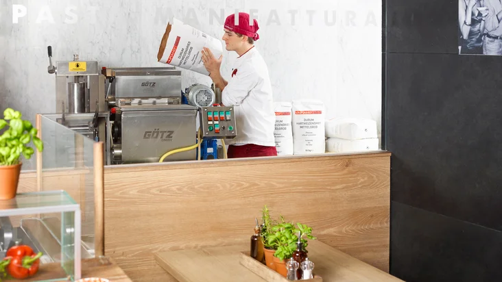 Vapianisti arbeitet in der Pasta Manifattura vom VAPIANO Köln Deutz.