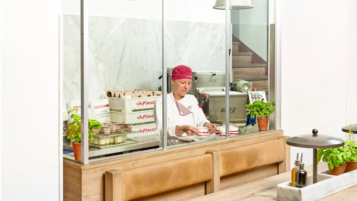 Vapianisti arbeitet in der Pasta Manifattura vom VAPIANO Mannheim.