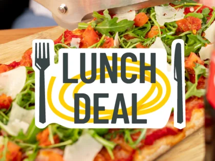 Im Hintergrund befinden sich verschiedene Gerichte wie Pasta oder Salat. In der Mitte steht "Lunch Deal".