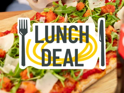 Im Hintergrund befinden sich verschiedene Gerichte wie Pasta oder Salat. In der Mitte steht "Lunch Deal".