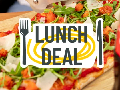 Im Hintergrund befinden sich verschiedene Gerichte wie Pasta oder Salat. In der Mitte steht "Lunch Deal".