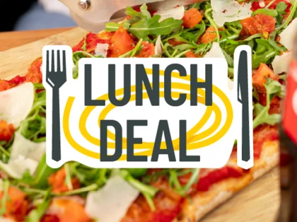 Im Hintergrund befinden sich verschiedene Gerichte wie Pasta oder Salat. In der Mitte steht "Lunch Deal".