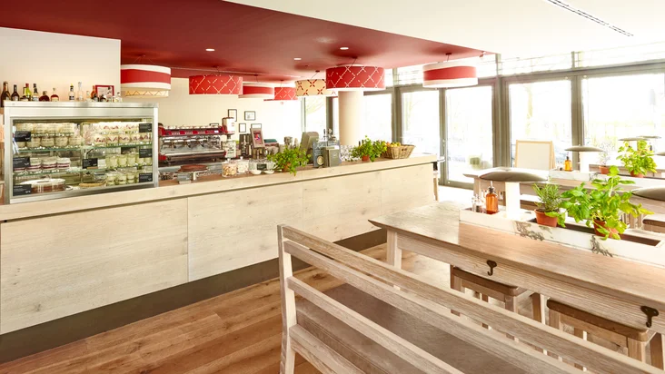 Innenaufnahme vom VAPIANO Hamburg Kurze Mühren mit der Bar im Hintergrund.