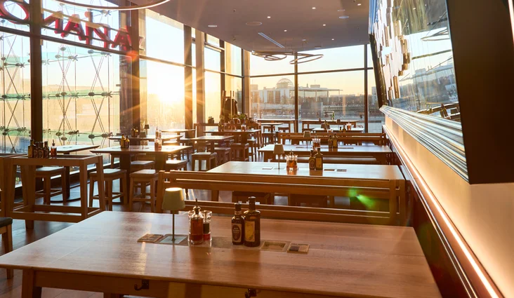 Innenaufnahme vom VAPIANO Berlin Europaplatz mit Blick auf die untergehende Sonne.