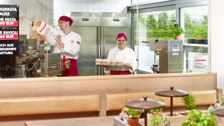 zwei Vapianisti arbeiten in der Pasta Manifattura vom VAPIANO Duisburg.