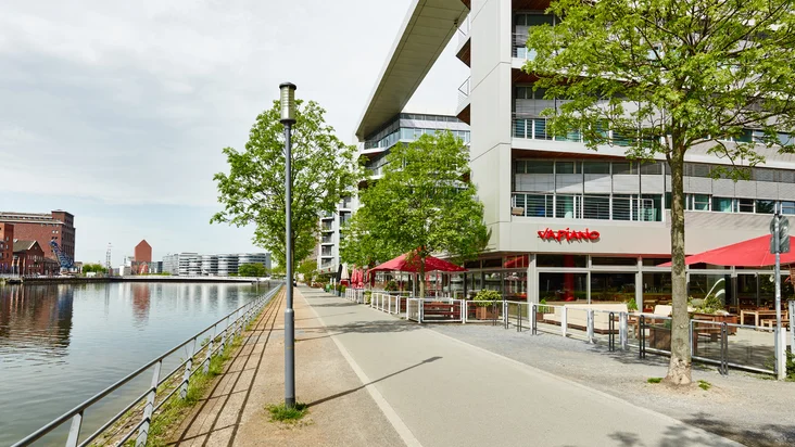 Außenansicht vom VAPIANO Duisburg nahe Fußgängerweg und Kanal.