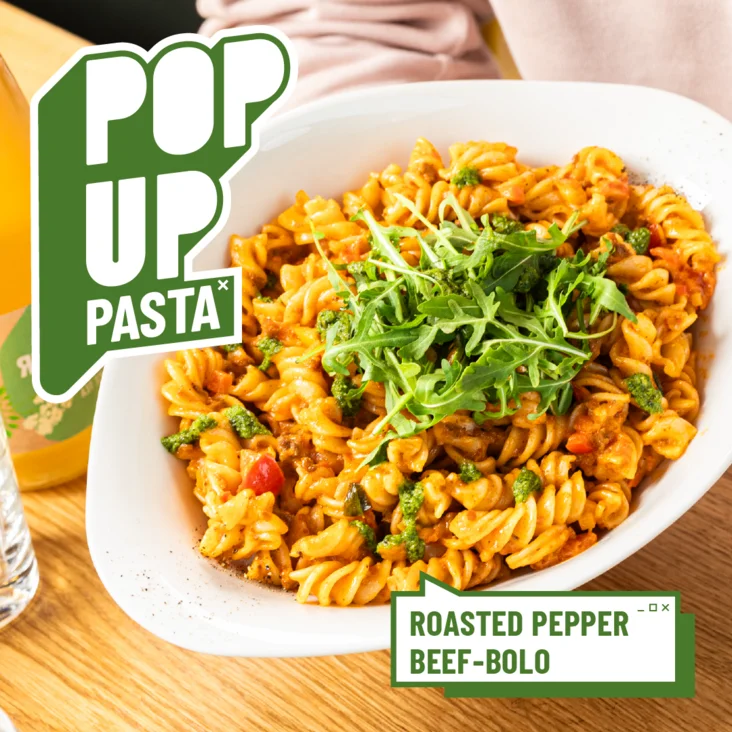 Die neue Pop UP Pasta wird mit einem Eistee serviert. Auf dem Bild befindet sich das Logo "POP UP Pasta".