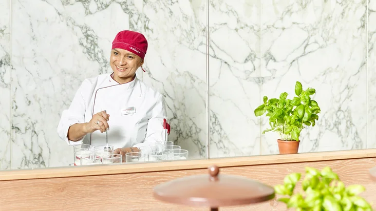 Ein Vapianisti arbeitet in der Pasta Manifattura vom VAPIANO Hamburg Kurze Mühren.