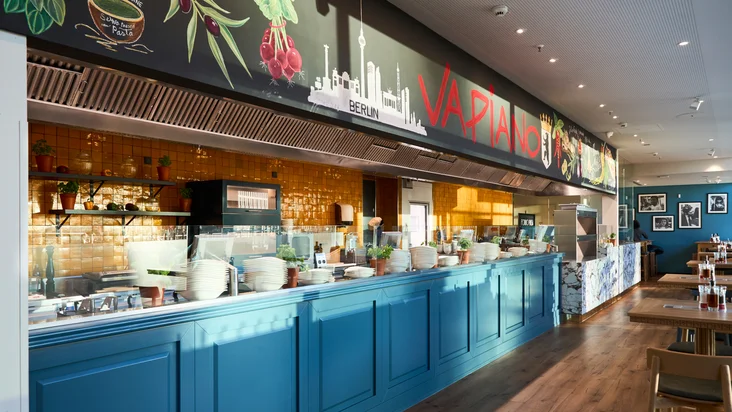 Innenaufnahme vom VAPIANO Berlin Europaplatz mit der Theke zum Bestellen.