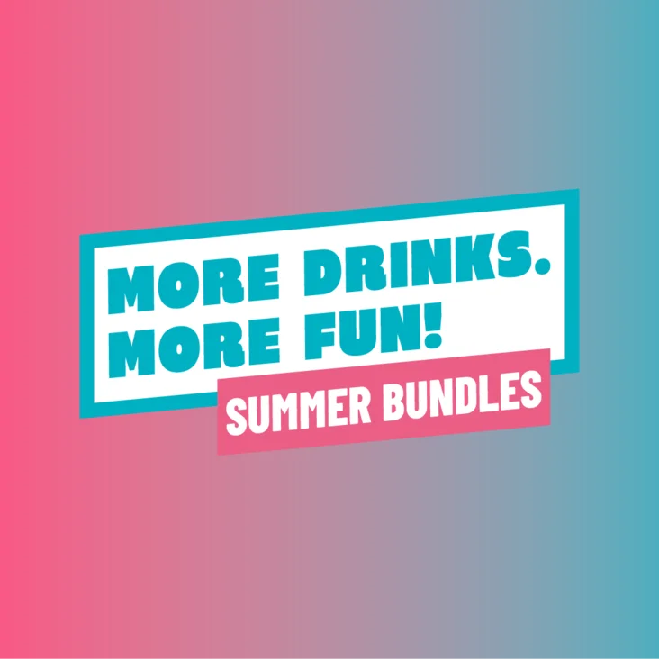Links eine Bruschetta und rechts ein Insalata mit Feta und Melone. In der Mitte steht "More Drinks. More Fun! Summer Bundles"