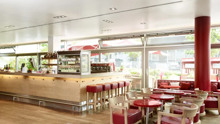 Innenaufnahme vom VAPIANO Duisburg mit Tischen, Stühlen und einer Bar.