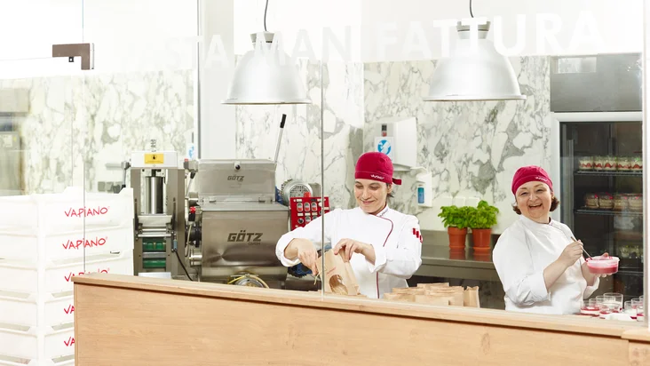 Vapianisti arbeiten in der Pasta Manifattura vom VAPIANO Osnabrück.