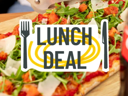 Im Hintergrund befinden sich verschiedene Gerichte wie Pasta oder Salat. In der Mitte steht "Lunch Deal".
