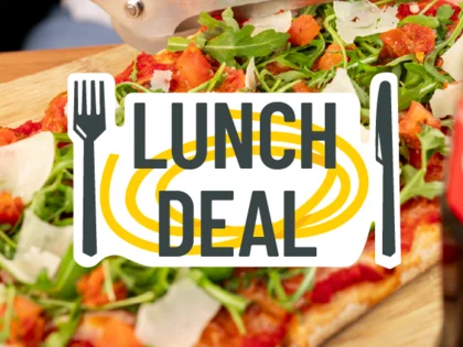 Im Hintergrund befinden sich verschiedene Gerichte wie Pasta oder Salat. In der Mitte steht "Lunch Deal".