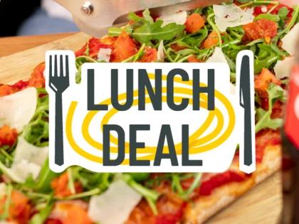 Im Hintergrund befinden sich verschiedene Gerichte wie Pasta oder Salat. In der Mitte steht "Lunch Deal".